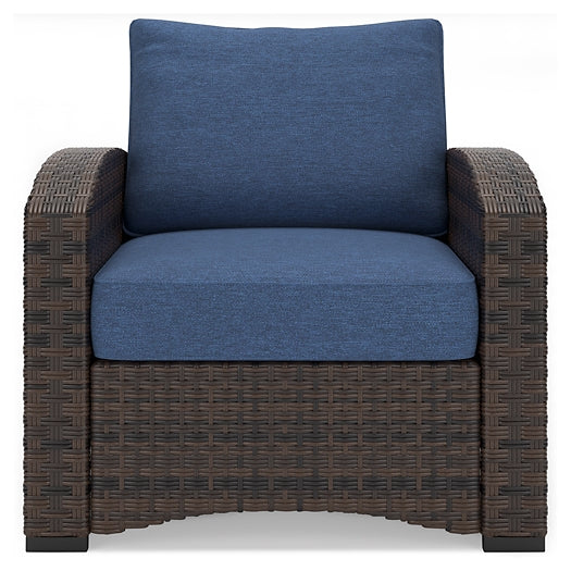 Loveseat de exterior Windglow y dos sillas con mesa de centro