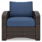 Loveseat de exterior Windglow y dos sillas con mesa de centro