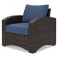 Loveseat de exterior Windglow y dos sillas con mesa de centro