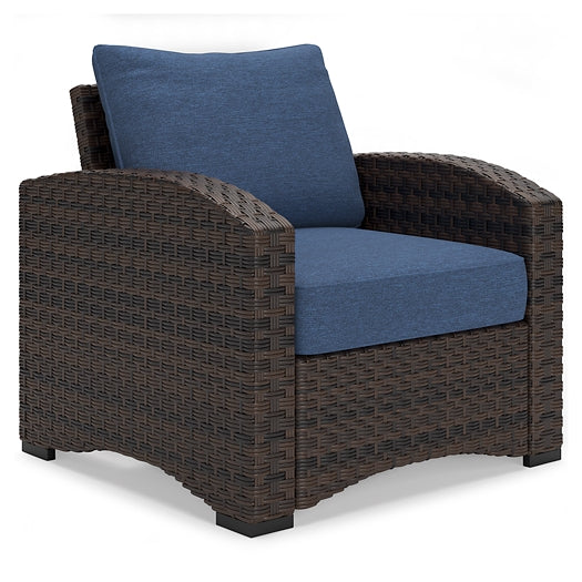 Loveseat de exterior Windglow y dos sillas con mesa de centro