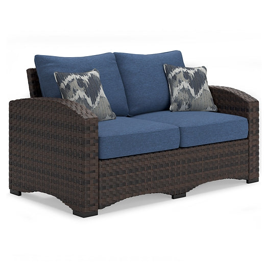 Loveseat de exterior Windglow y dos sillas con mesa de centro