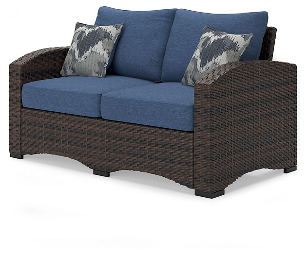 Loveseat de exterior Windglow y dos sillas con mesa de centro