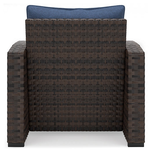 Loveseat de exterior Windglow y dos sillas con mesa de centro