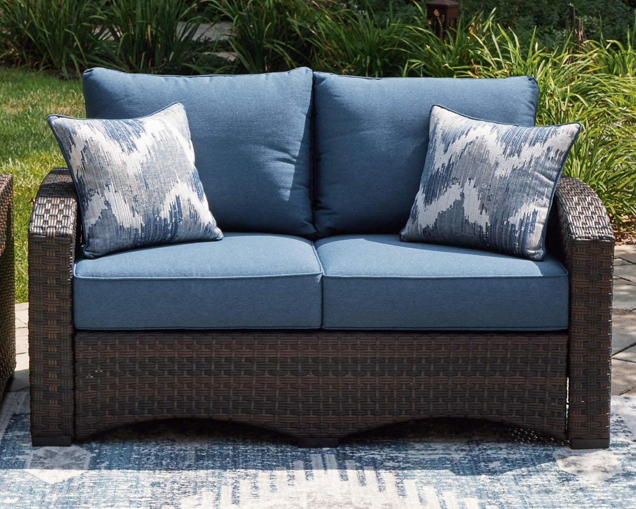 Loveseat de exterior Windglow y dos sillas con mesa de centro