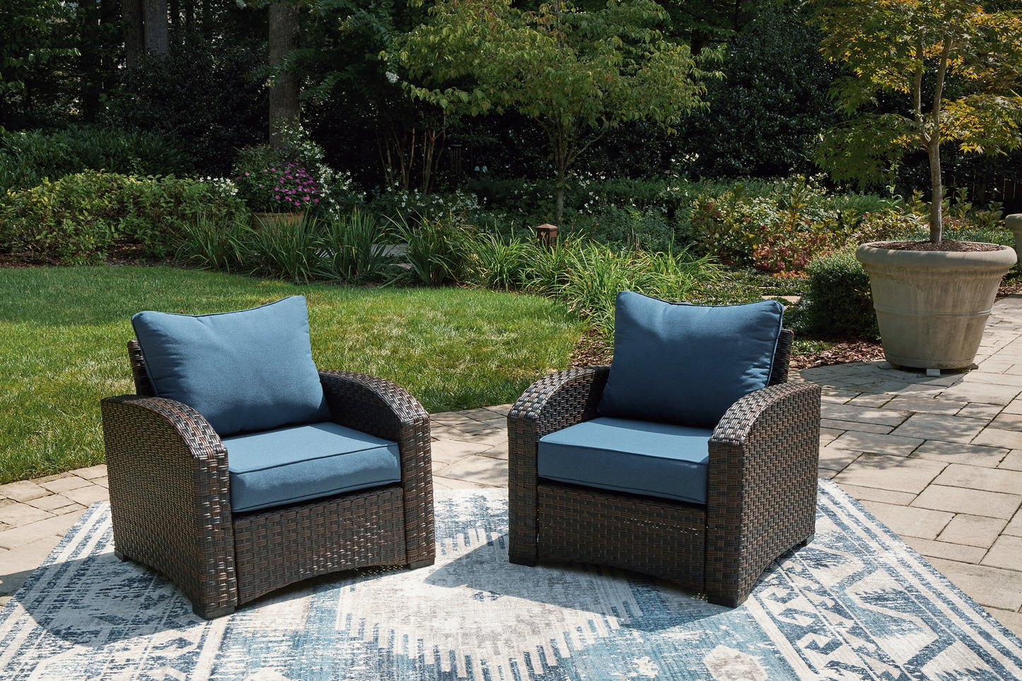 Loveseat de exterior Windglow y dos sillas con mesa de centro