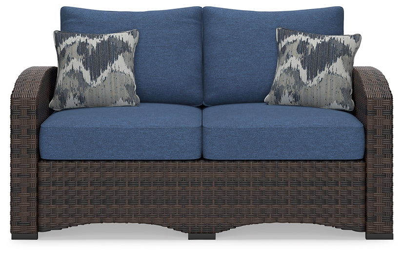 Loveseat de exterior Windglow y dos sillas con mesa de centro