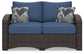 Loveseat de exterior Windglow y dos sillas con mesa de centro