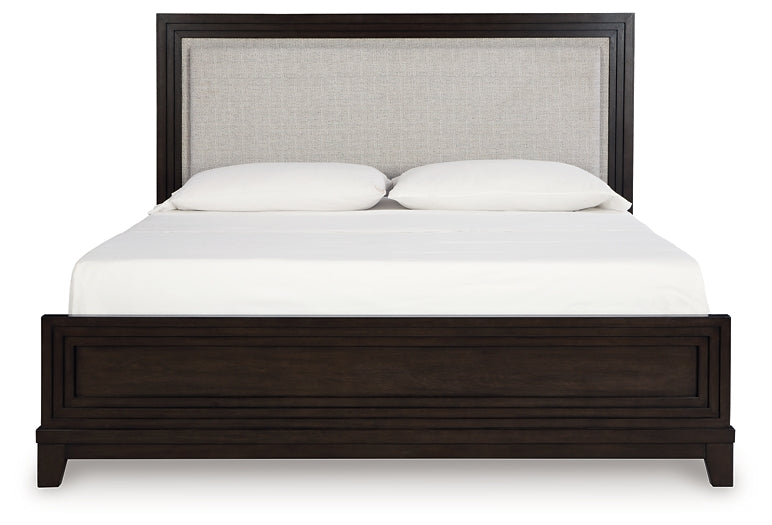 Cama California King con paneles tapizados y tocador con espejo Neymorton