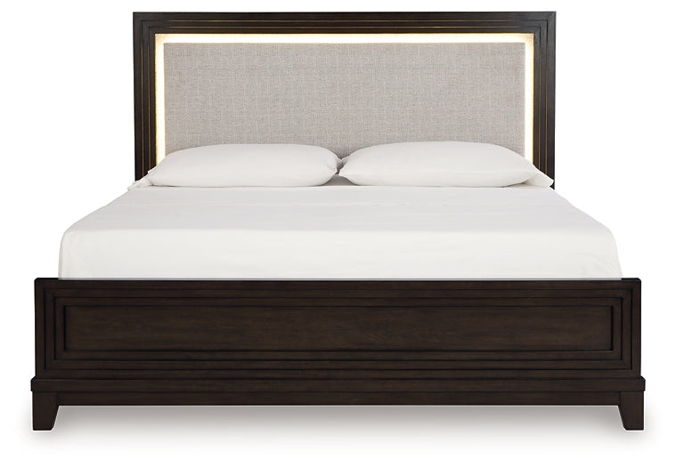 Cama California King con paneles tapizados, tocador con espejo, cómoda y mesita de noche Neymorton