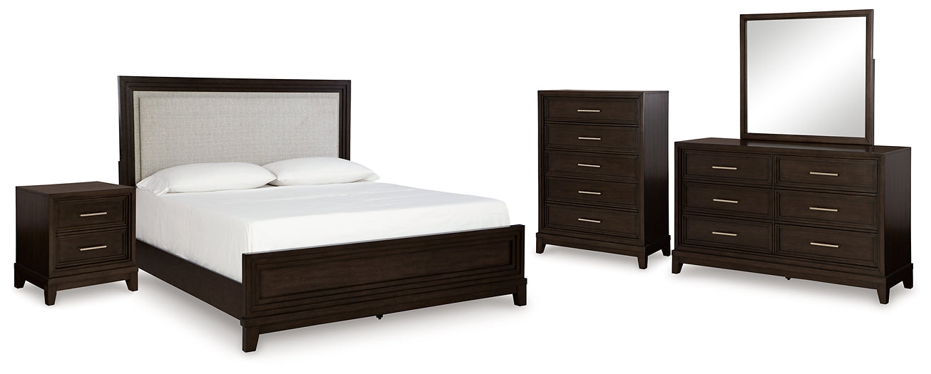 Cama California King con paneles tapizados, tocador con espejo, cómoda y mesita de noche Neymorton