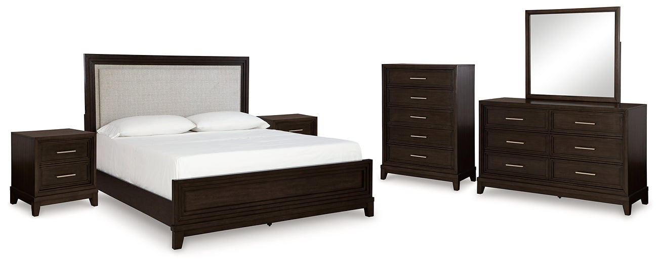 Cama California King tapizada con paneles Neymorton, tocador con espejo, cómoda y dos mesitas de noche