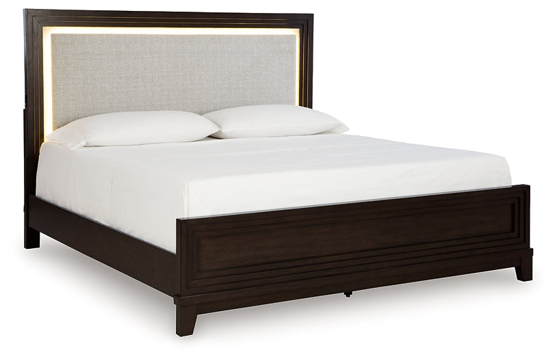 Cama Queen Neymorton con paneles tapizados y 2 mesitas de noche