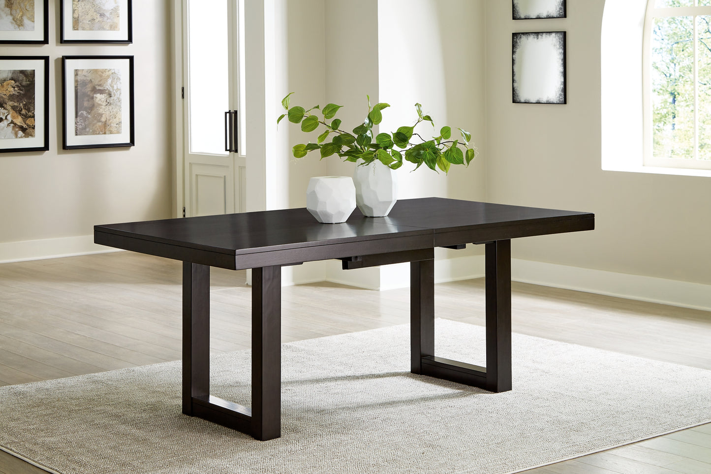 Mesa de comedor y 8 sillas Neymorton