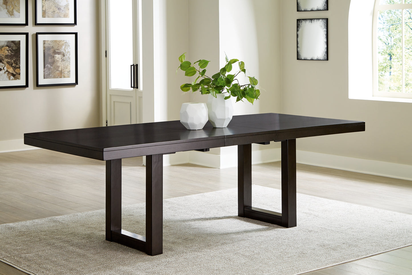 Mesa de comedor y 8 sillas Neymorton