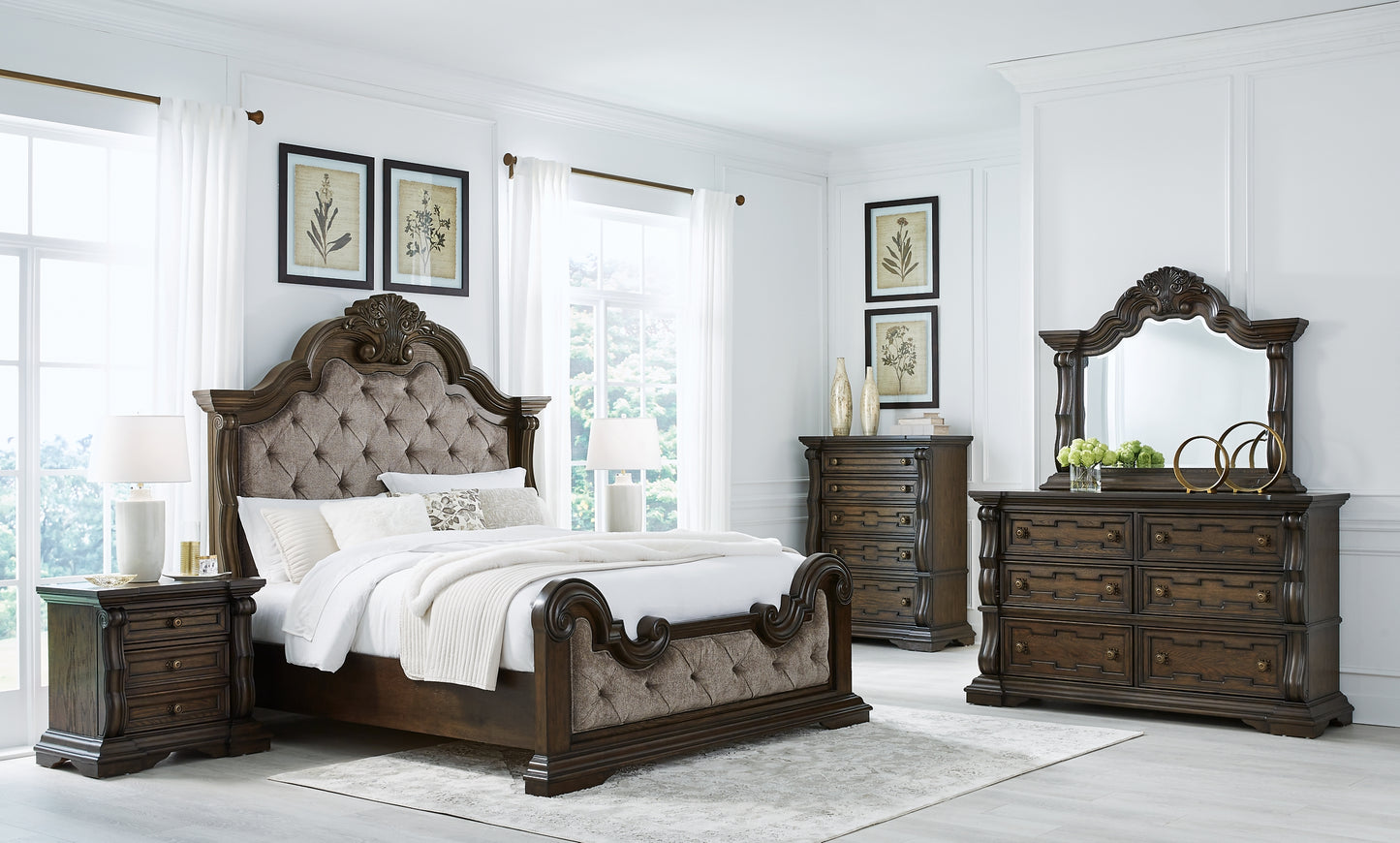 Cama California King tapizada con tocador Maylee