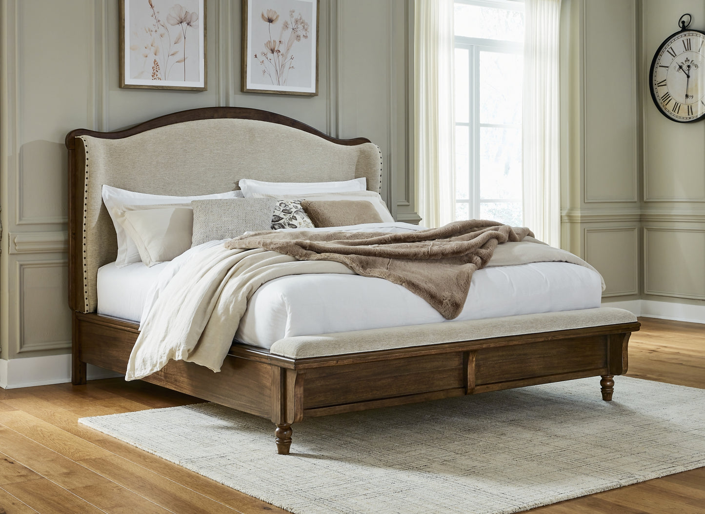 Cama California King con paneles tapizados de Sturlayne