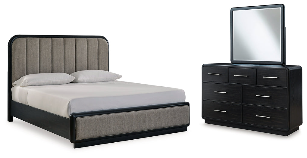 Cama con paneles tapizados y tocador con espejo Rowanbeck California King