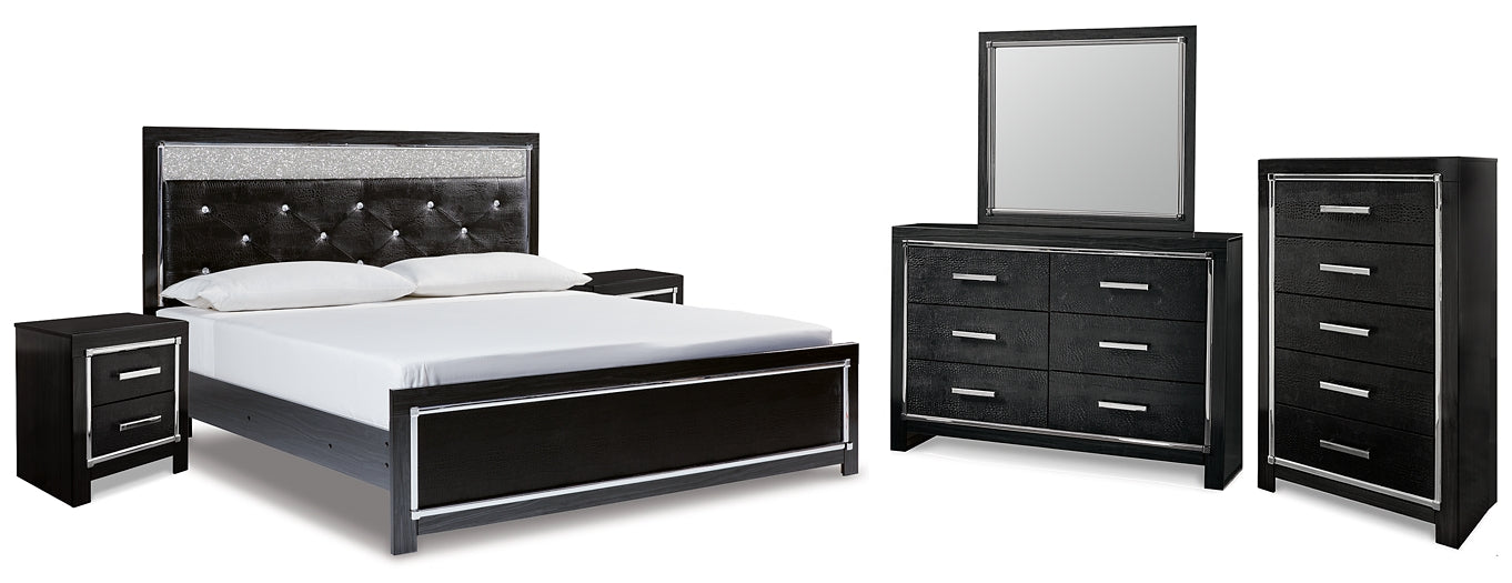 Cama con plataforma tapizada tamaño king Kaydell con tocador con espejo, cómoda y dos mesitas de noche