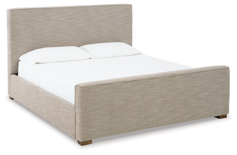 Cama California King tapizada Dakmore con tocador con espejo y dos mesitas de noche