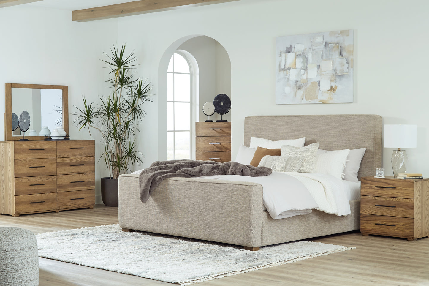 Cama California King tapizada Dakmore con tocador con espejo, cómoda y mesita de noche