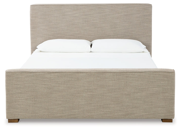 Cama California King tapizada Dakmore con tocador con espejo, cómoda y mesita de noche