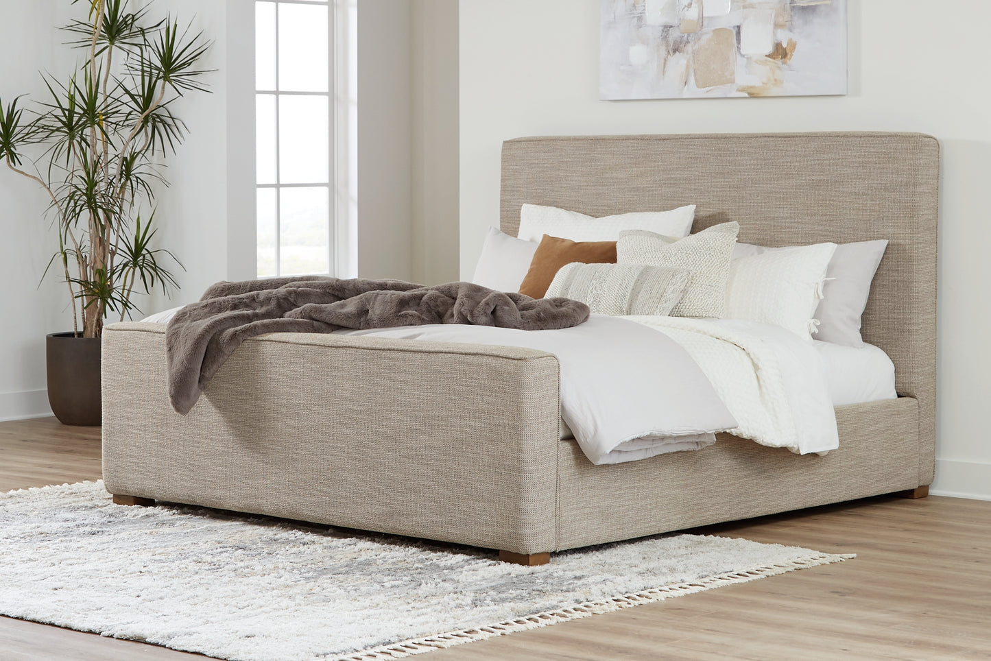 Cama California King tapizada Dakmore con tocador con espejo, cómoda y mesita de noche