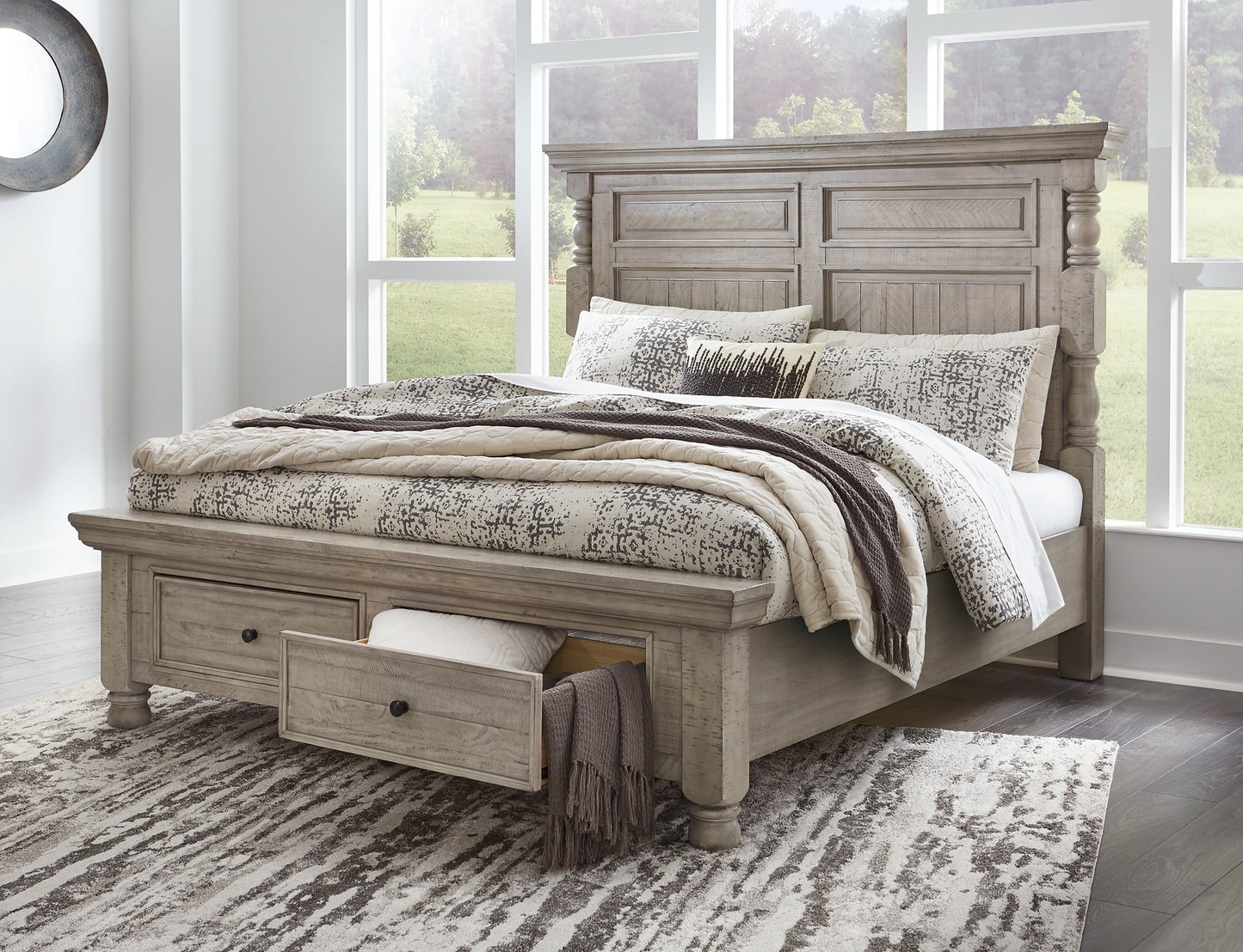 Cama Harrastone King con paneles, tocador con espejo, cómoda y mesita de noche