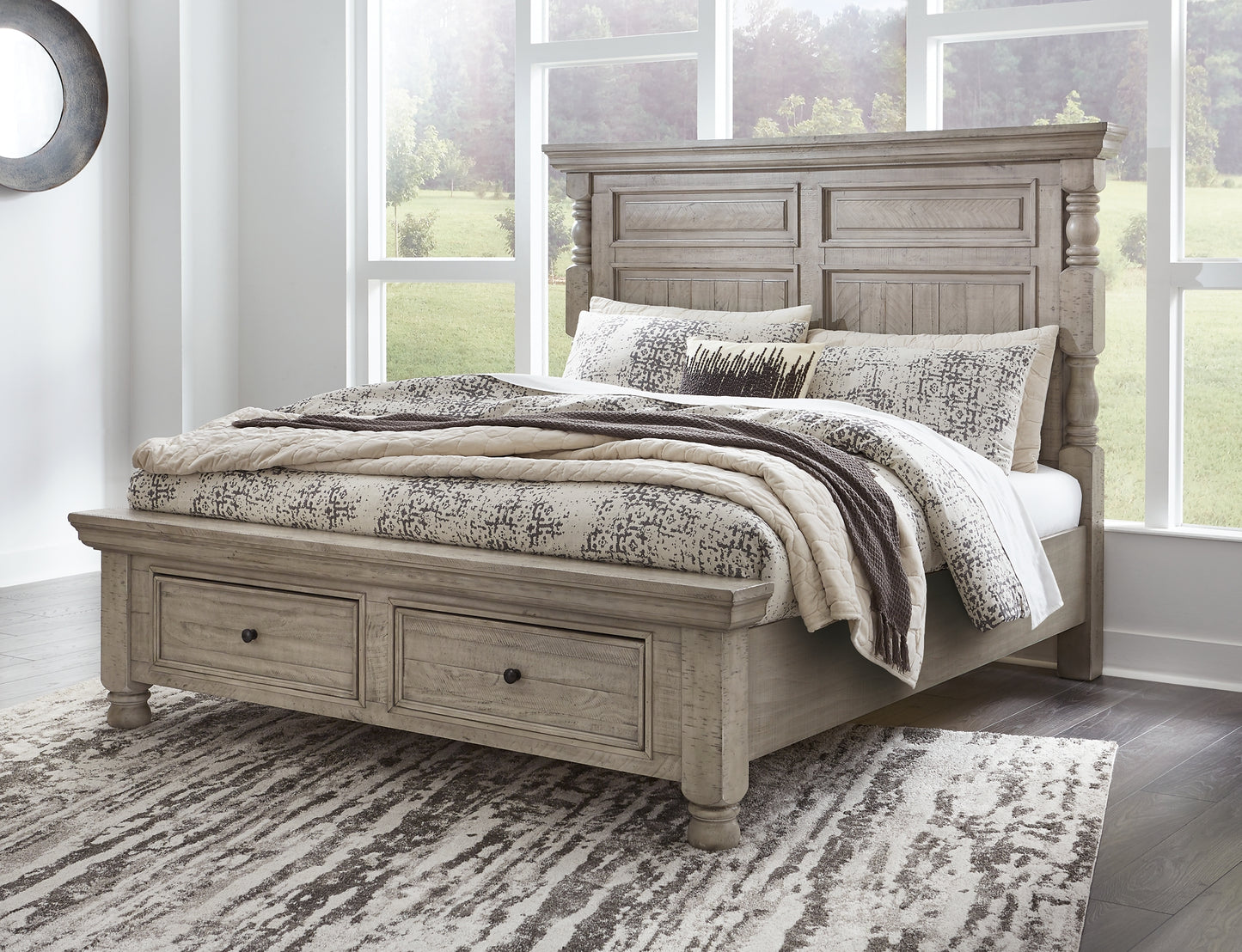 Cama Harrastone King con paneles, tocador con espejo, cómoda y mesita de noche